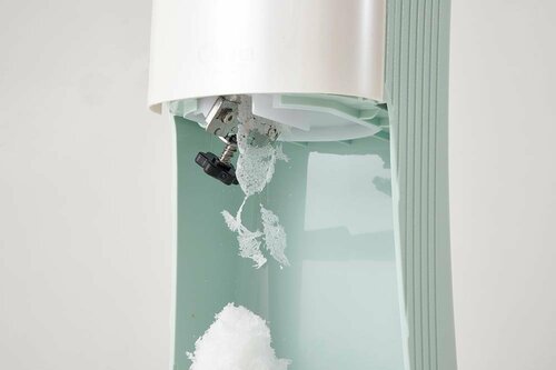 ドウシシャ 電動ふわふわとろ雪かき氷器 DTY-B1GRの氷が出てくる様子