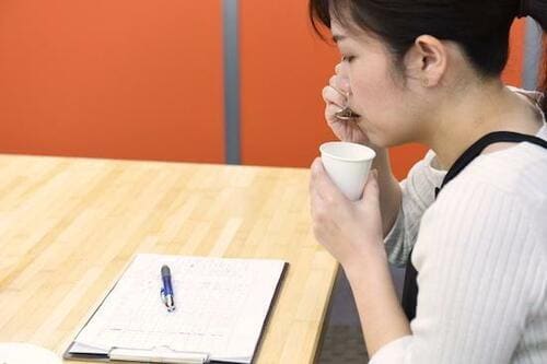 サラダにかけるとほんのりココナッツ風味 MCTオイルおすすめ イメージ