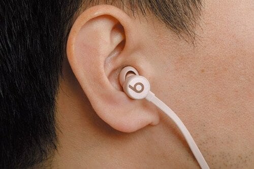 音質と装着感が良いだけじゃなくアクセサリー感覚でつけられます イメージ2