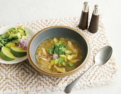 レシピ3:「鶏肉とアボカドのライムスープ」