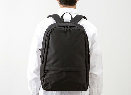 【A評価】シンプルでクールなものが欲しいならユニクロが◎ オトナもイケる最強のバックパックおすすめ イメージ2