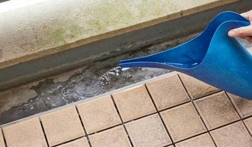 STEP3:お湯をかけてさらにこすり古タオルで吸い取る 隙間掃除ブラシおすすめ イメージ