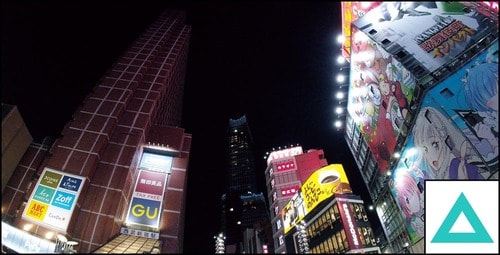 夜間の街並：オレンジの看板が黄色く見える アクションカメラおすすめ イメージ