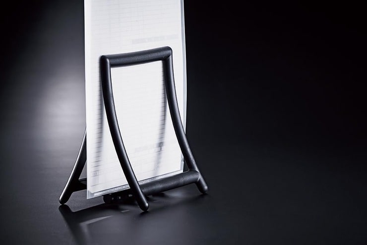 セリアのおすすめ文房具2選！ クリアファイル1枚でも立つホルダーとペン型ハサミが便利すぎのイメージ