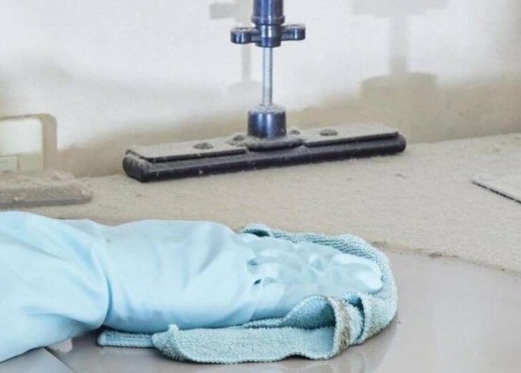 【冷蔵庫上】油・ホコリ蓄積汚れのおすすめ掃除テクは？｜『LDK』が紹介