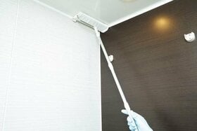 【お風呂天井のカビ】古いTシャツ&ワイパーでスッキリ！　キレイに落とすコツは？