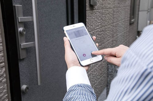 「鍵かけたっけ？」の心配無用！家や職場の鍵を遠隔操作できます イメージ2