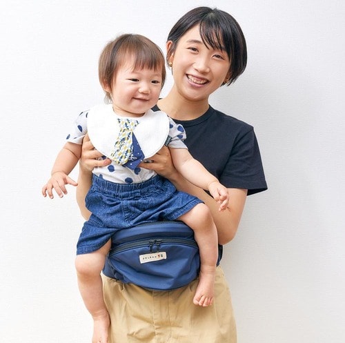 buddy buddy「POLBAN」を装着する親子