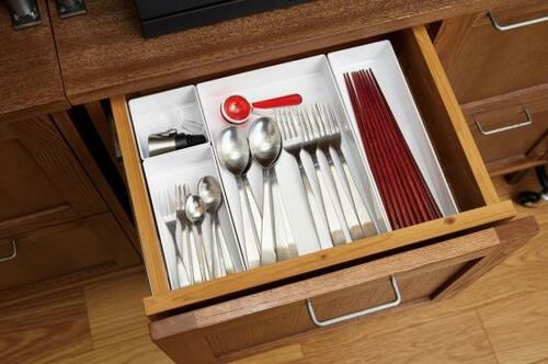 カトラリーが無駄なく入る！清潔感ある白色の整理トレー イメージ