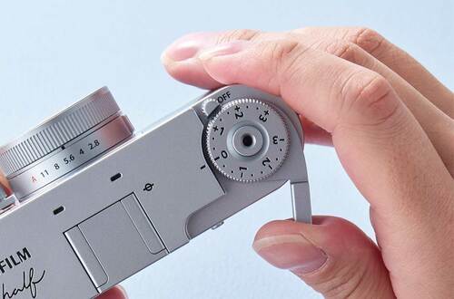 デジカメなのに巻き上げレバーがある 富士フイルム X halfおすすめ イメージ