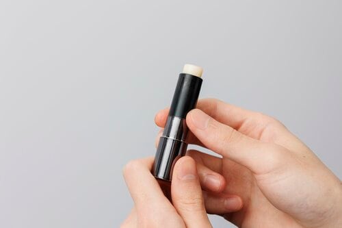 唇に自然で健康的な赤みをプラスできる！ メンズ色付きリップおすすめ イメージ3