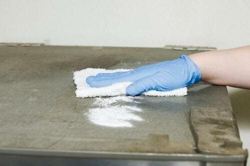 掃除ワザ3：ベタベタ汚れは「重曹」の力でこすり落とす！ イメージ2