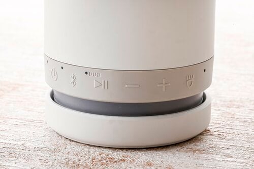 シリコン製のボタンで濡れた手でも操作しやすい 防水スピーカーおすすめ イメージ