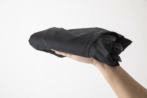雨の日にさっとはおれる「軽量撥水パーカー」 イメージ3