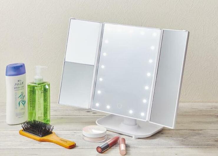 【ニトリの美容アイテム】「LED3面ミラー」「まつ毛カーラー」って買いですか？｜『LDK』がテスト