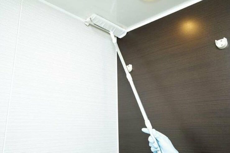 【お風呂天井のカビ】古いTシャツ&ワイパーでスッキリ！　キレイに落とすコツは？