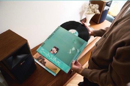 1:ジャケットから出して レコードプレーヤーおすすめ イメージ