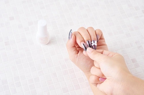 簡単に付けられるのに長持ち ネイルチップ用接着アイテムおすすめ イメージ