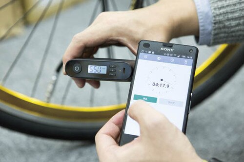 携帯できて、しかも電動!約4分で充填できる空気入れ