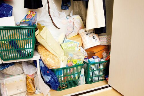奥行きのないクローゼットは上にものを重ねてしまっちゃう イメージ2