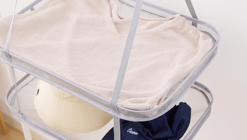直線の辺に合わせるとニットをたたみ置きしやすい イメージ