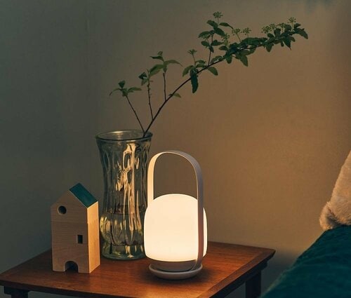 オレンジの光が心地よい眠気を誘う イメージ