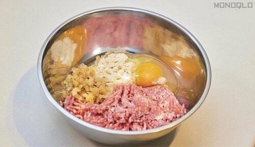 STEP2：ボウルで混ぜる 冷凍玉ねぎのみじん切りおすすめ イメージ