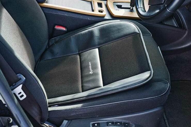 長時間ドライブでお尻が痛くなりにくい！ おすすめクッションはボンフォーム「ファイテンカーボン」のイメージ