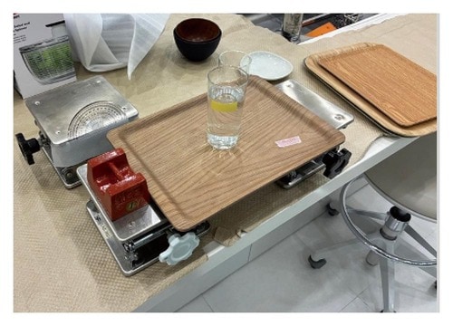 すべりにくいトレーのテスト方法 無印のキッチンツールおすすめ イメージ