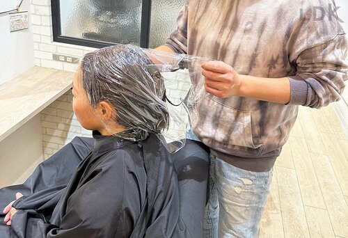 失敗しないセルフ白髪染めの塗り方を美容師がレクチャー 白髪染めヘアカラーおすすめ イメージ