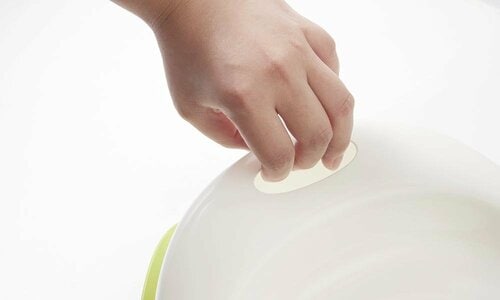 持ち手を持ちながらお手入れもしやすい 補助便座おすすめ イメージ