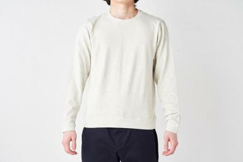 無印のクルーネックTはリラックス度が高め