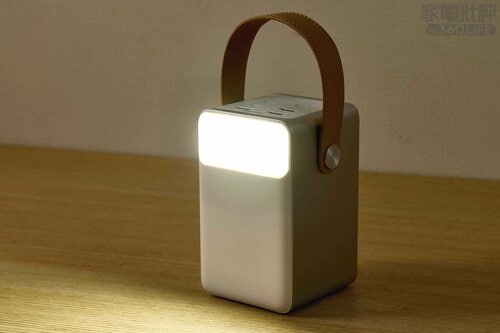 背面にはLEDライトを搭載 小型ポータブル電源おすすめ イメージ