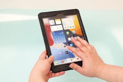 わずかに感じる液晶面との隙間 iPad用防水ケースおすすめ イメージ