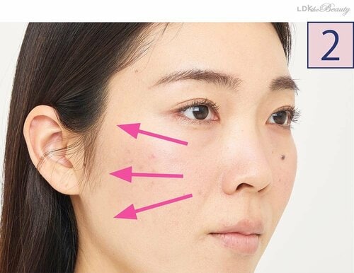 ステップ2:ブラシを3方向にすべらせて ポイントメイクおすすめ イメージ