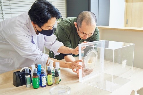 アクリルボックス内に一定数量の蚊を放つ アロマ虫除けスプレーおすすめ イメージ