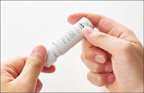 【使用感】容器がひねるタイプでしっかり閉まる メンズリップクリームおすすめ イメージ