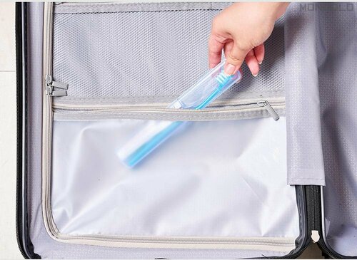 中の仕切りに防水ポケット付き 機内持ち込みできる安いスーツケースおすすめ イメージ