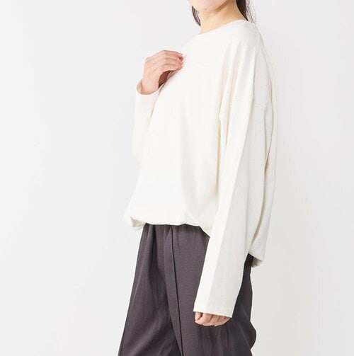 レディースの白ロンTはシンプルだと地味？ レディースのロンTおすすめ イメージ