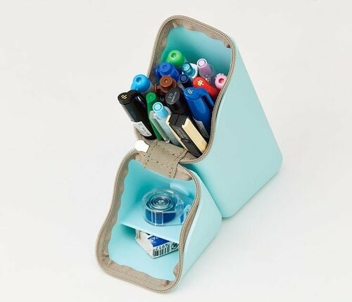 立つペンケースの口を開いた様子