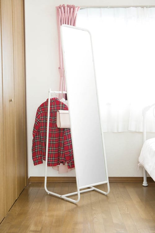 ハンガー付きミラーで後ろのスペースに衣類を収納！ イメージ