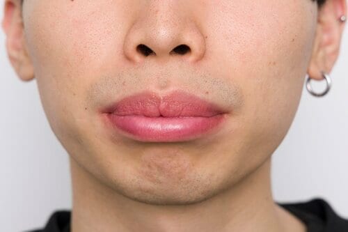 悪目立ちしないピンク色で、ベスト並みに自然な仕上がり メンズ色付きリップおすすめ イメージ