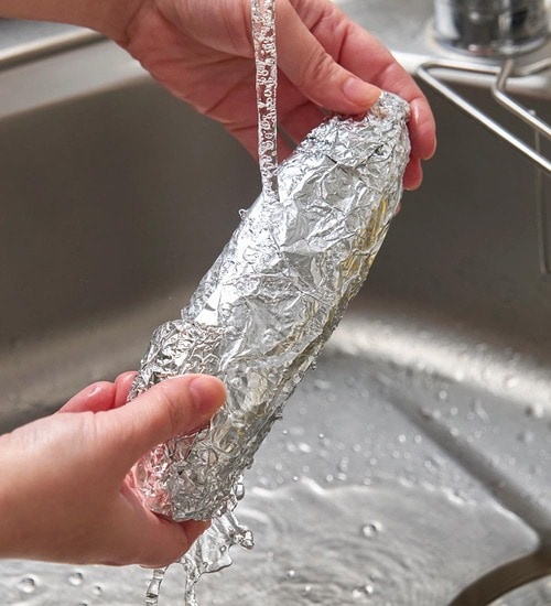 1：ホイルを巻いたイモを水にさらす やきいもトースターおすすめ イメージ