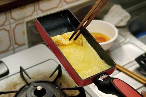 たまご焼きは固まりはじめたら巻いていくのがポイントです！ イメージ5