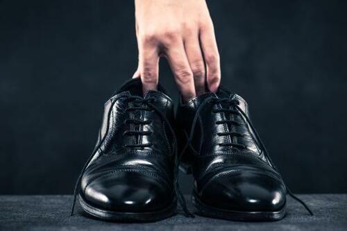 靴を脱いだときの足のニオイ男女問わず誰もが不安です…