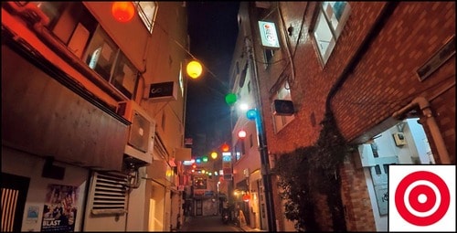 夜間の街並：提灯の色がくっきり出ている アクションカメラおすすめ イメージ