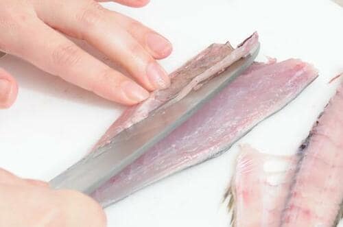 6:腹骨を取る 出刃包丁おすすめ イメージ