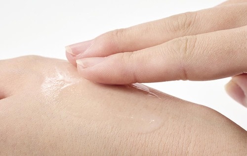 使用感:サラサラ軽くてなじみがイイ レチノール美容液おすすめ イメージ