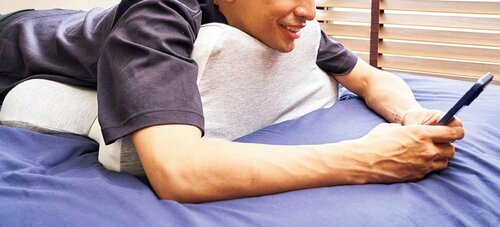 うつ伏せでのスマホ操作がラクに ニトリのおすすめ商品おすすめ イメージ