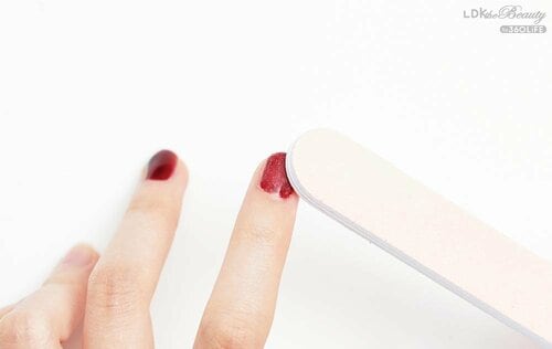 1：ネイルの表面をやすりで削る ジェルネイルリムーバーおすすめ イメージ